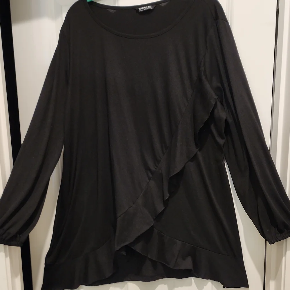 Bloomchic Black Long Sleeve Top With Flatteting Diagonal Ruffle Detail 1x - Picture 1 of 6